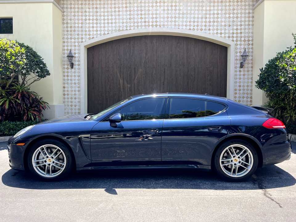 2016 Porsche Panamera 4 Edition