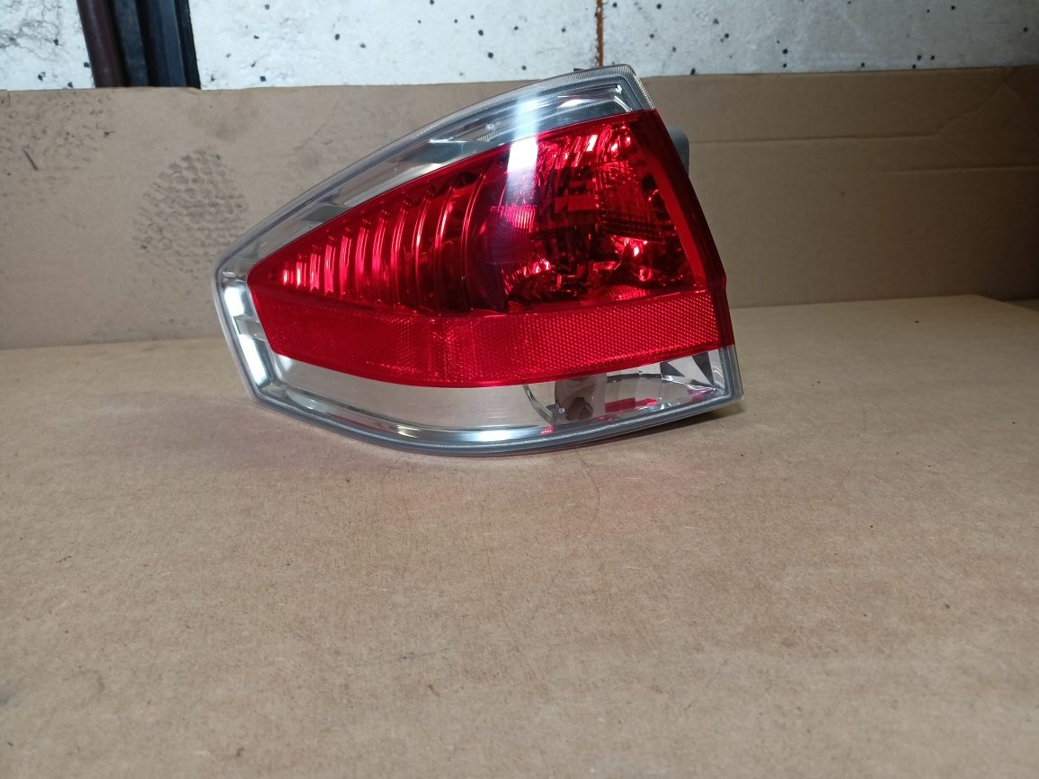 Lampa lewy tył Ford Focus 08- USA