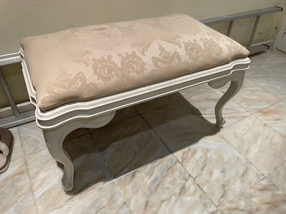 Banqueta branca estofo dourado