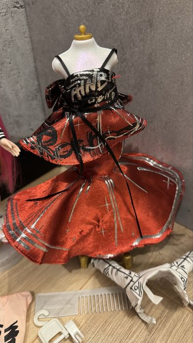 Jett Dawson lalka rainbow haigh z maszyną do szycia i manekinem