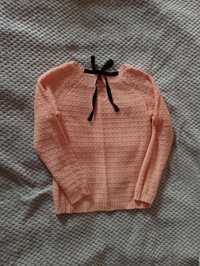 Brzoskwiniowy sweterek z kokardką