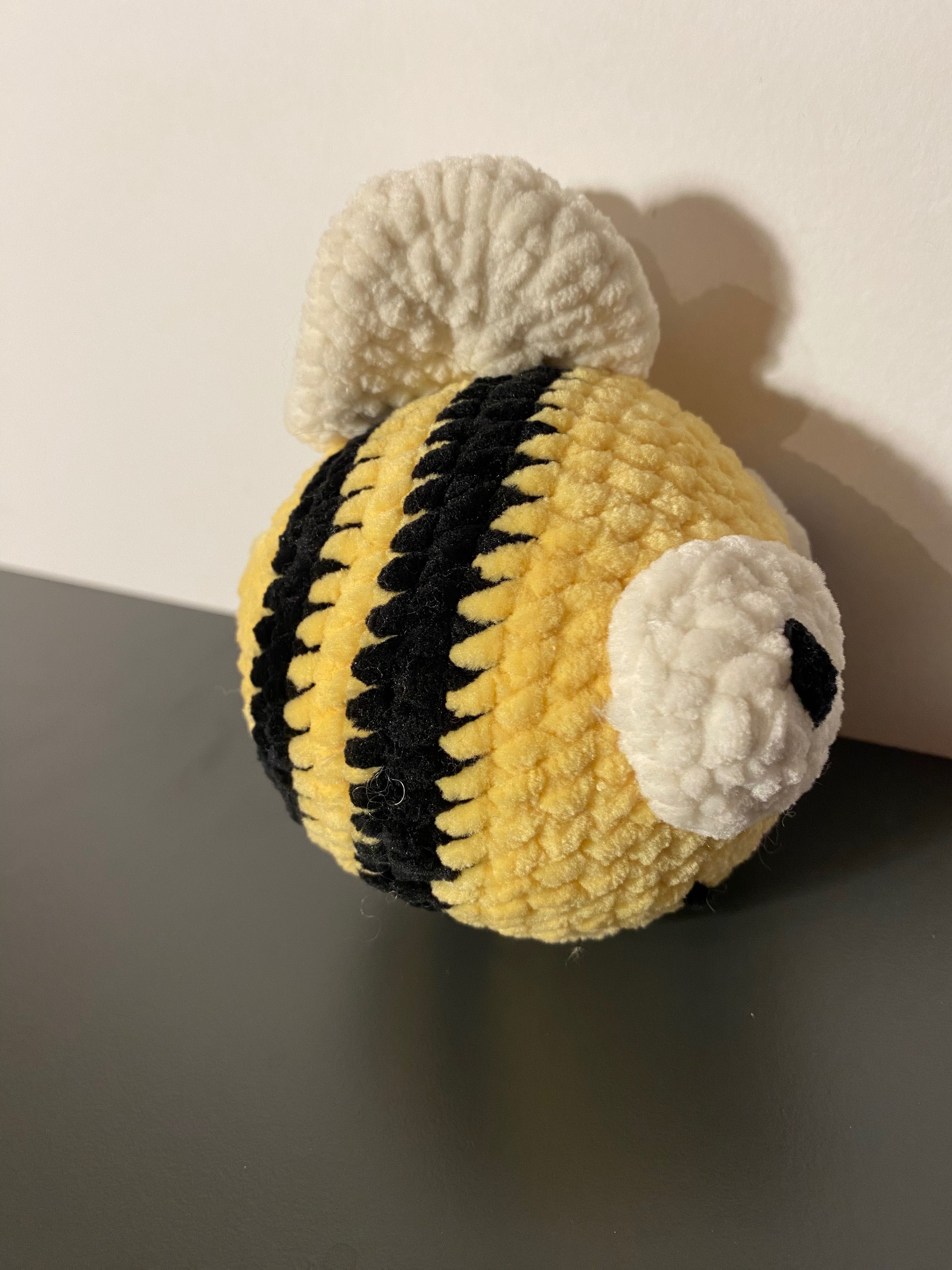 Ręcznie robiona pluszowa pszczoła
