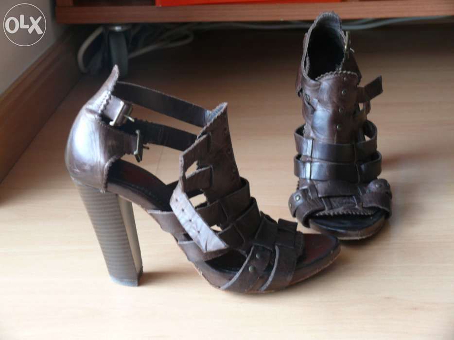 Conjunto de pares de calçado de senhora