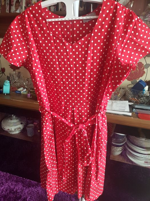Piękna czerwona sukienka w groszki