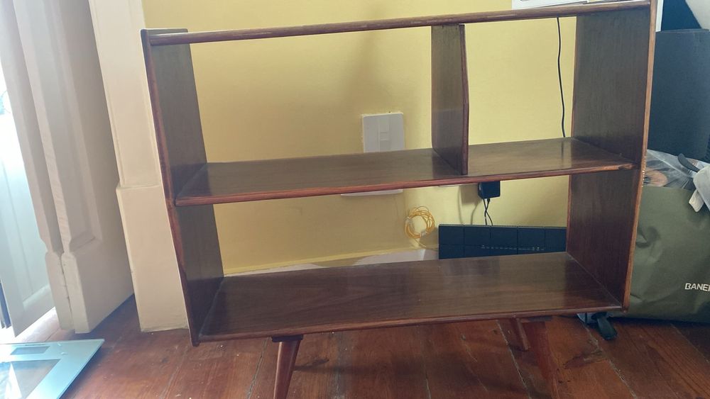 Consola pequena modernista