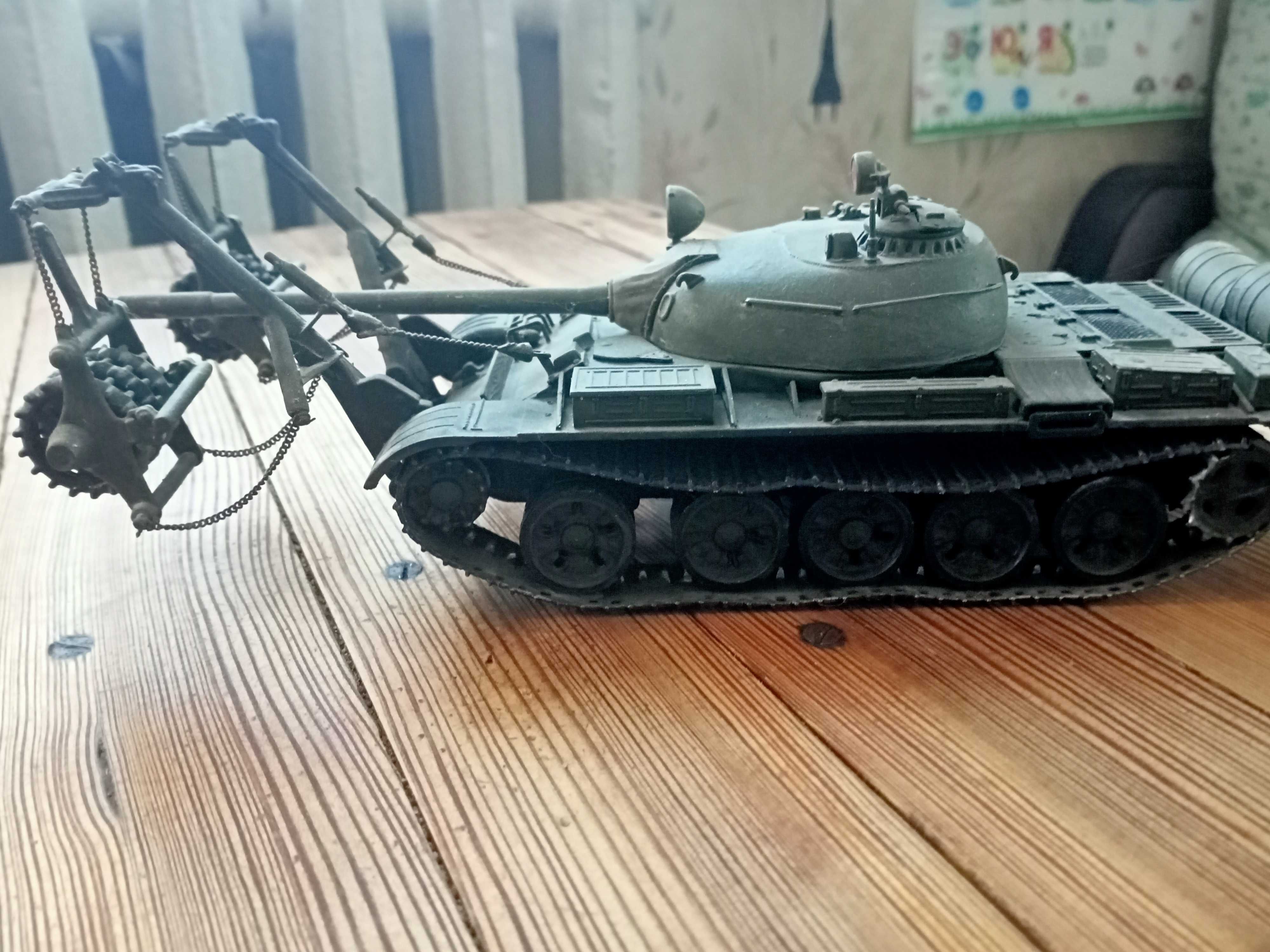 Модели танков и автомобилей в масштабе 1;35