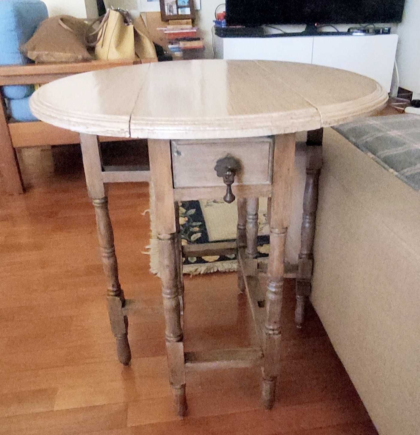 Pequena mesa de apoio restaurada