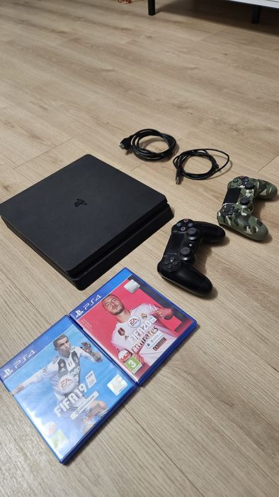 PS4 Slim 500GB + 2 pady + gry