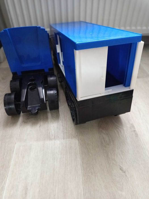 Auto policja z przyczepą