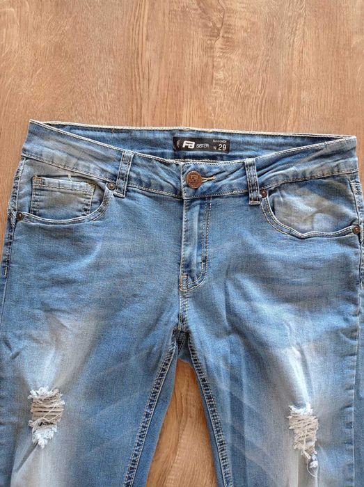 Spodnie z dziurami i przetarciami