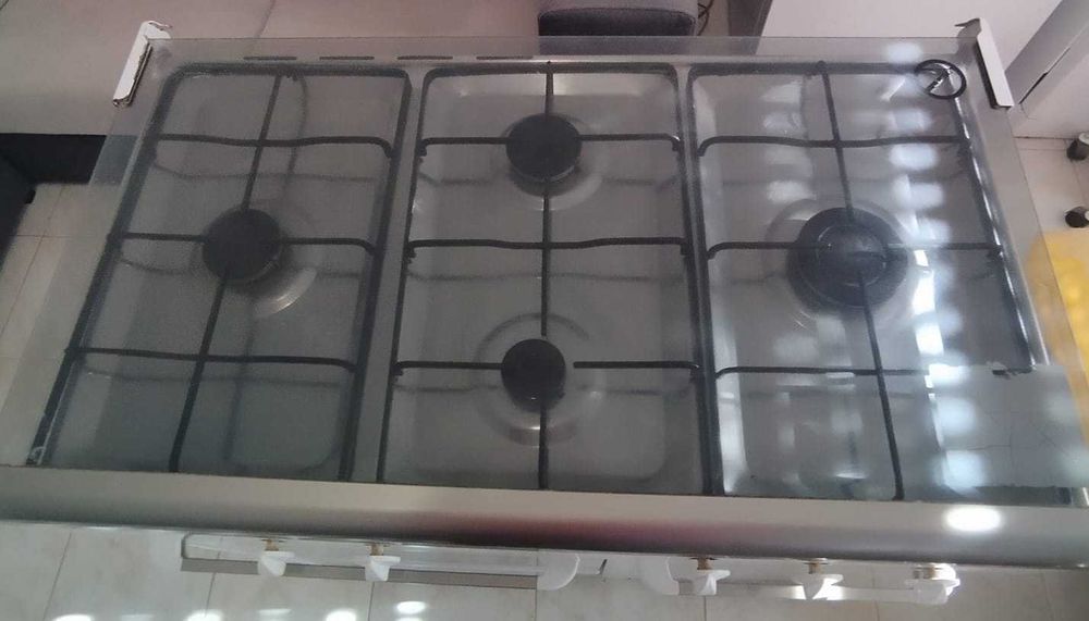 Fogão a gás Kunft de 4 bocas e forno, muito bom estado