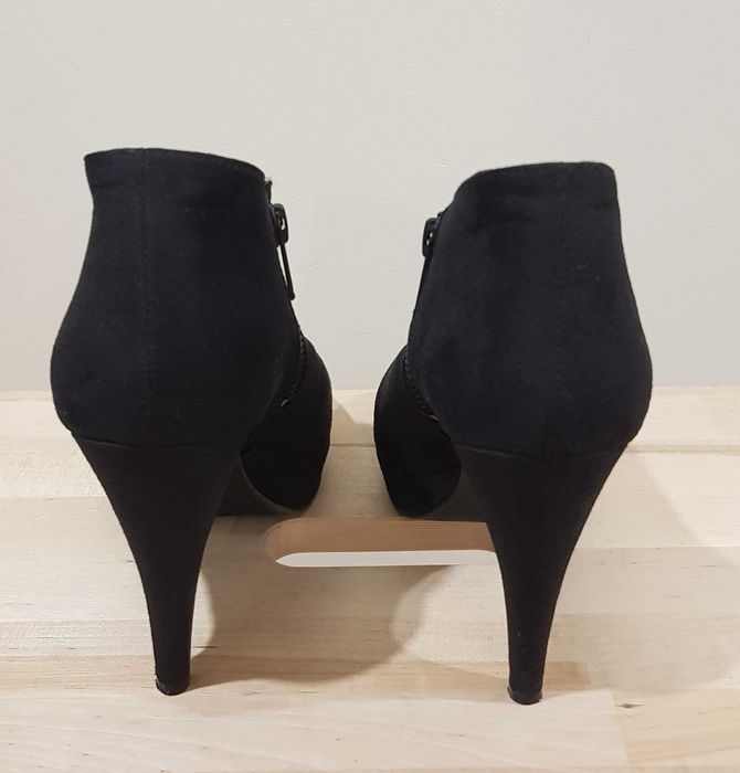 Czarne zamszowe botki na obcasie H&M 39