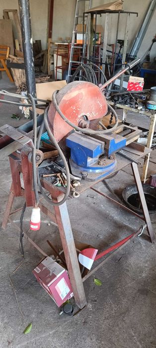 Piła do metalu wraz imadłem maszynowym kątowym.