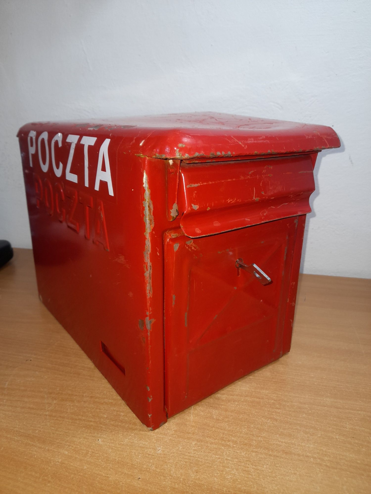 Stara skrzynka pocztowa z kluczem PRL