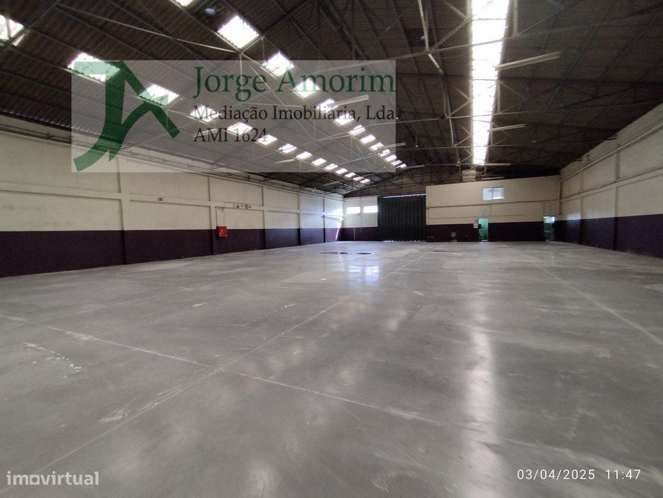 Armazém 900 m2 . Z. I. da Feiteira . Cobertura térmica.