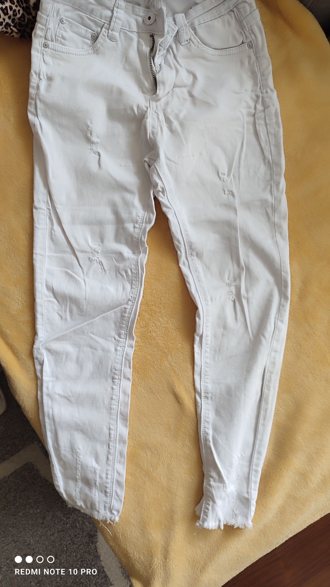 Białe spodnie jeansowe skiny denim z przetarciami
