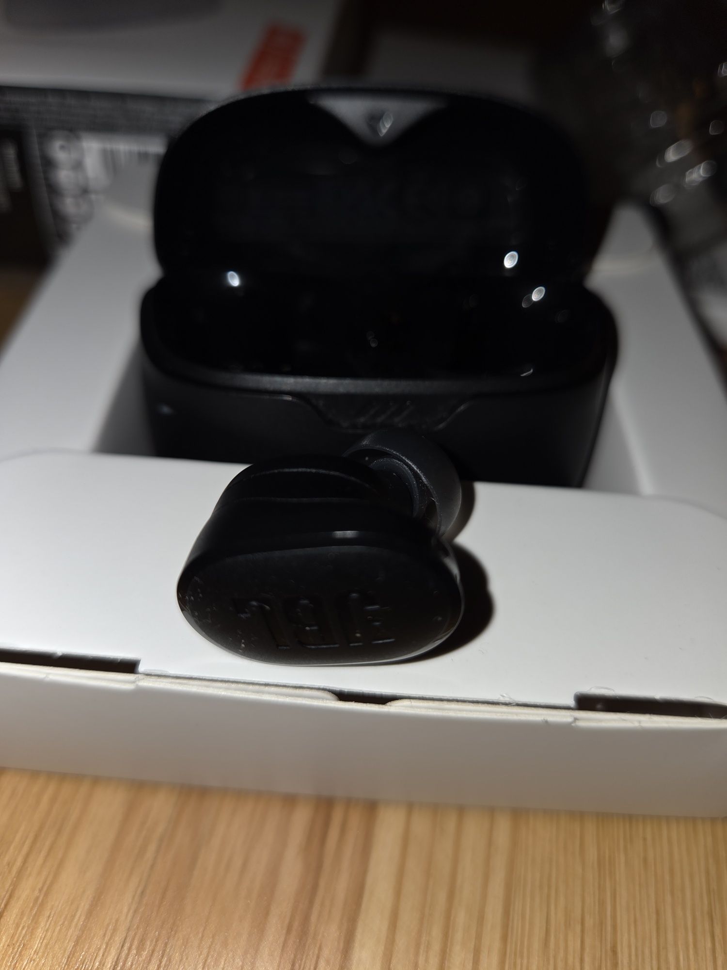 Lewa słuchawka JBL Tune Buds + Etui