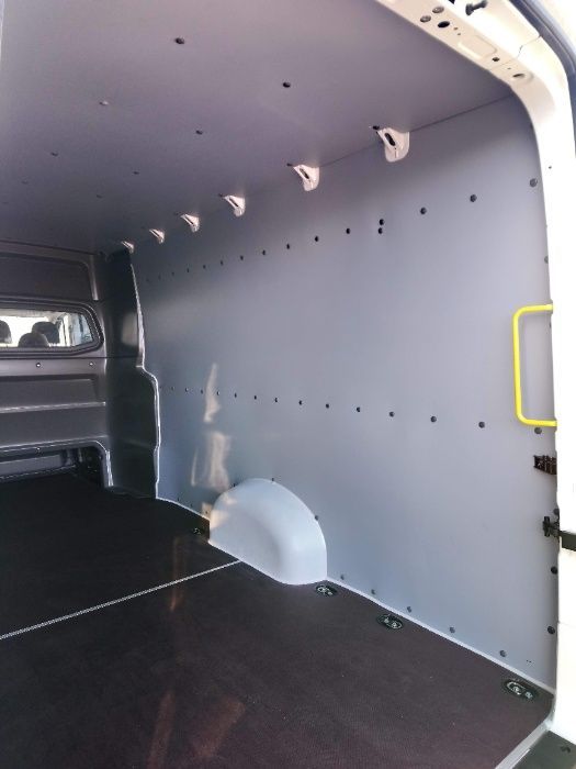 VW Crafter L5H3 Lekka zabudowa paki w samochodzie dostawczym