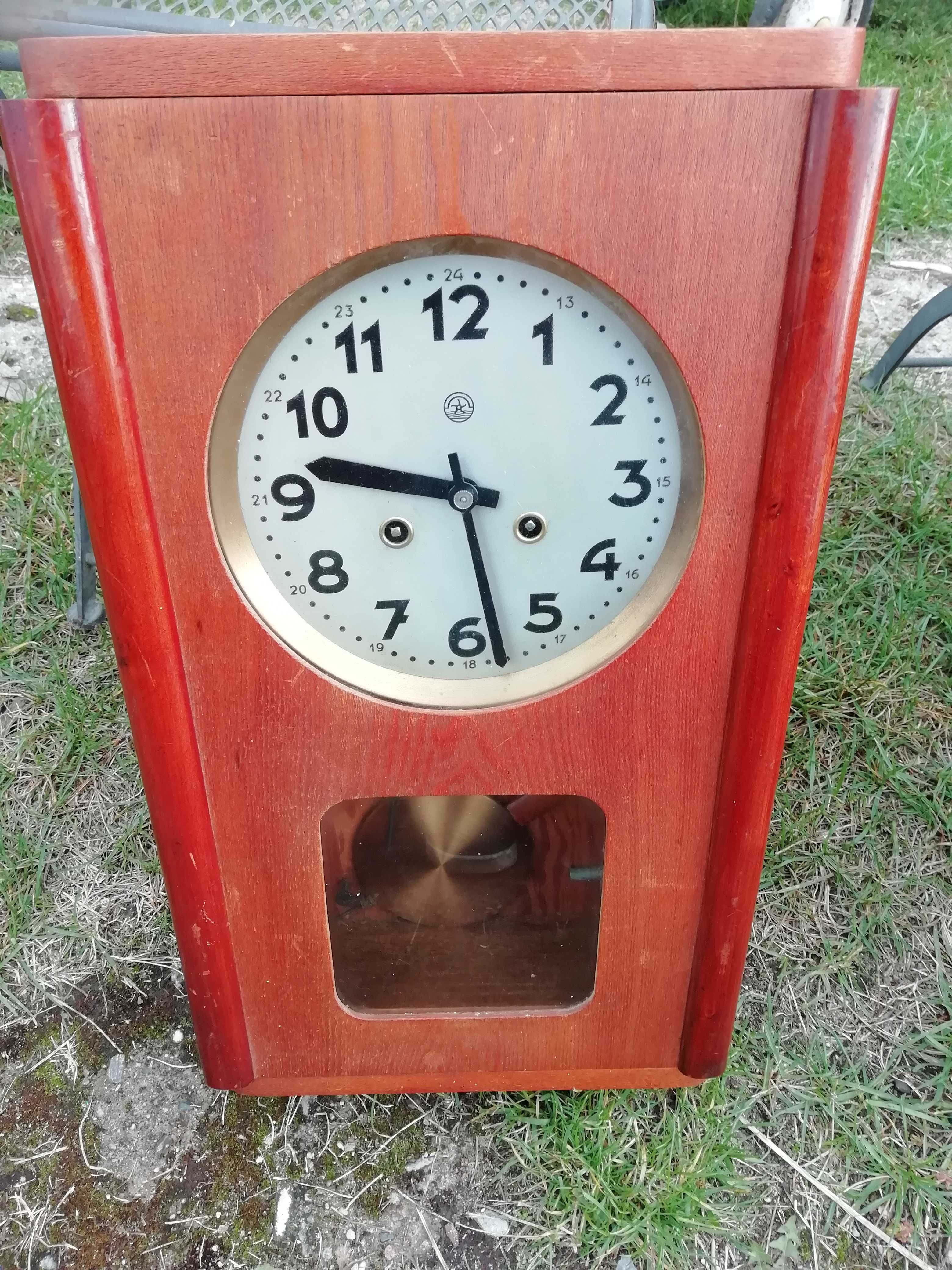 Stary zegar scienny