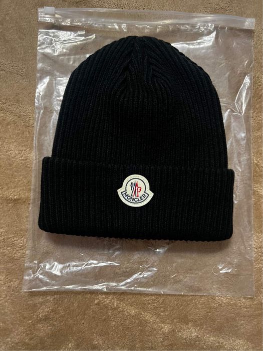 Продам шапку Moncler