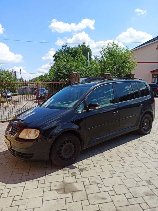 Автомобіль volkswagen touran