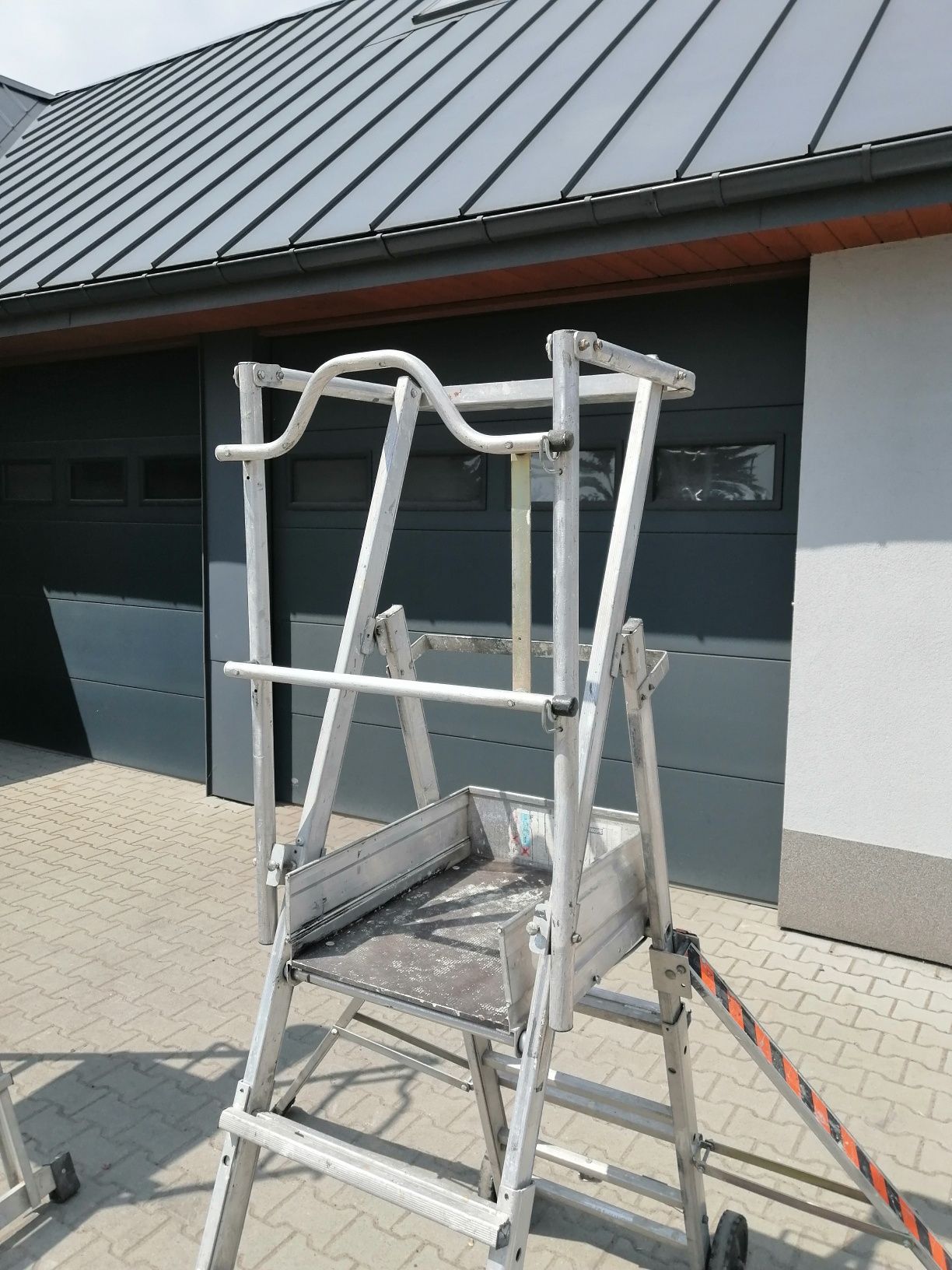 Drabina aluminiowa Zagres, podest roboczy, zasięg roboczy do 3,8m.