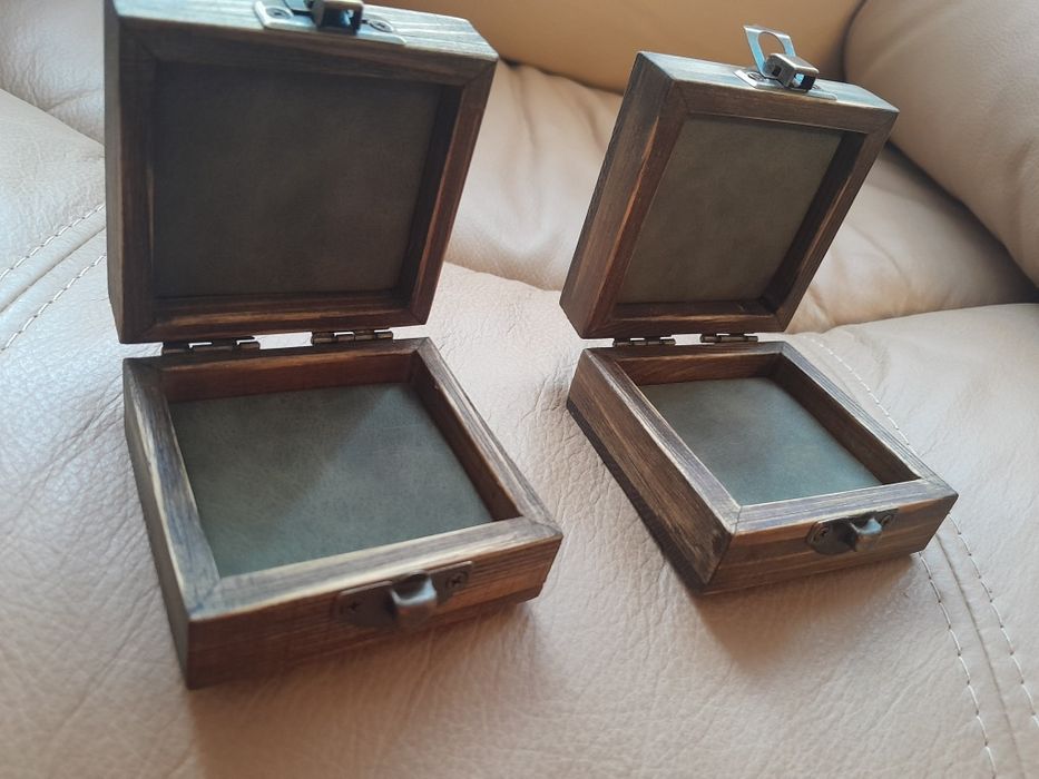 Дерев'яна скринька (футляр, шкатулка) для монети