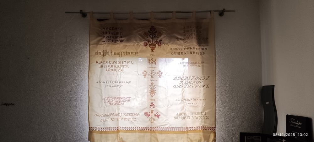 Cortinado em tela alinhada, bordada a ponto cruz manual