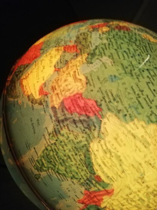 Globo de mapa antigo com luz