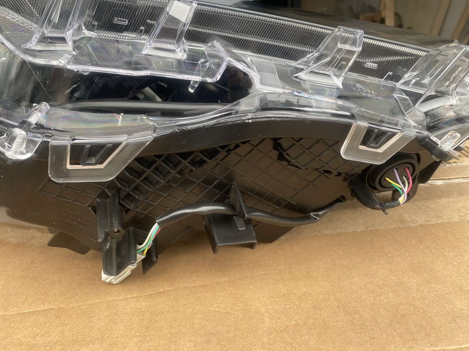 Фара права оригінал 81110-0R440 Toyota RAV4 2022 Hybrid XLE Premium