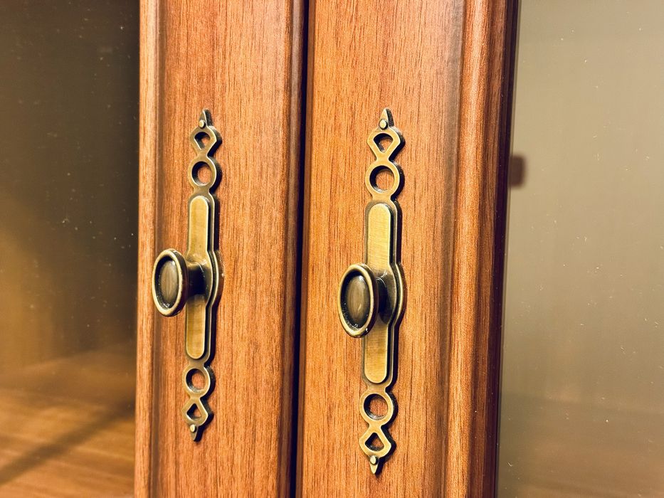 Meble - regał do salonu - meblościanka: witryna i szafa