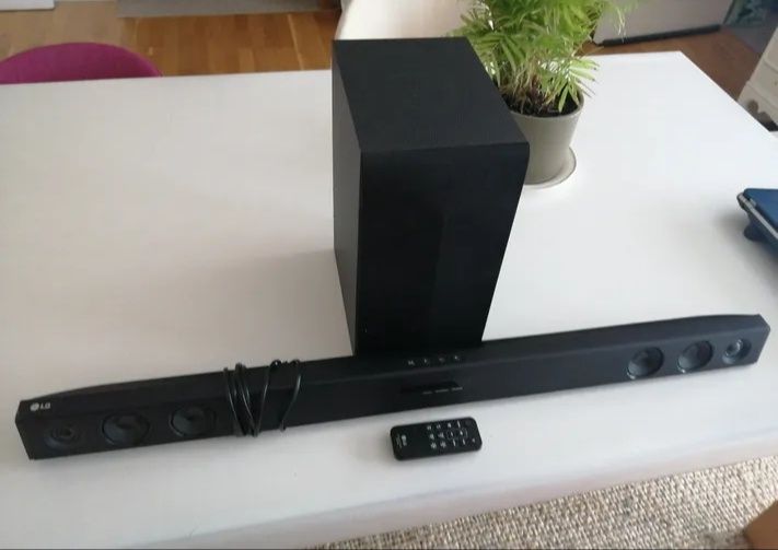 LG SJ3 soundbar.