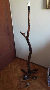Stylowa lampa wykonana z korzeni drzew