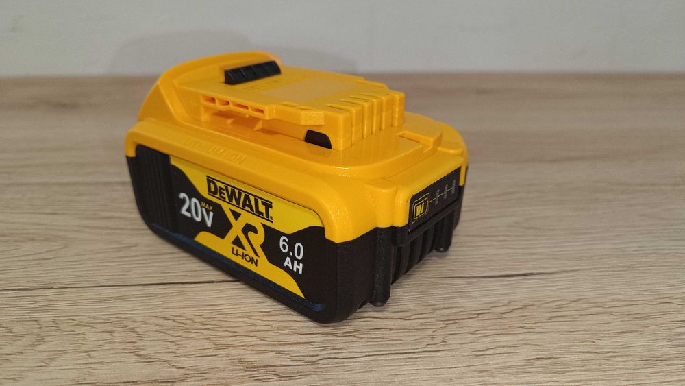 Wkrętarka akumulatorowa DeWalt DCD805 20V z akumulatorem i ładowarką