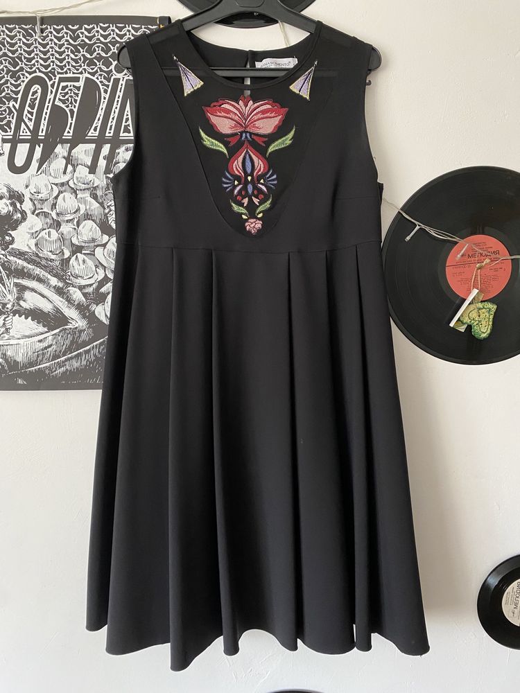 Чорне жіноче плаття з узором, Італія.