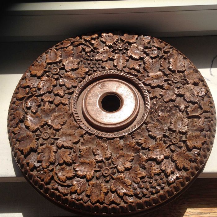 Sprzedam amatorowi pięknie rzeźbioną  stojącą lampę z drewna z Indii