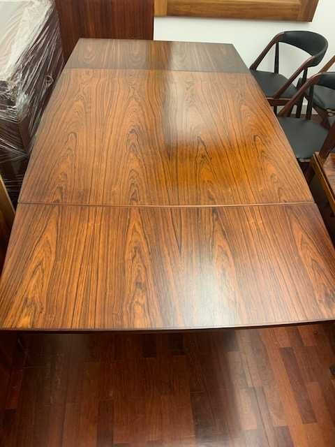 Mesa de sala de jantar em Pau Santo