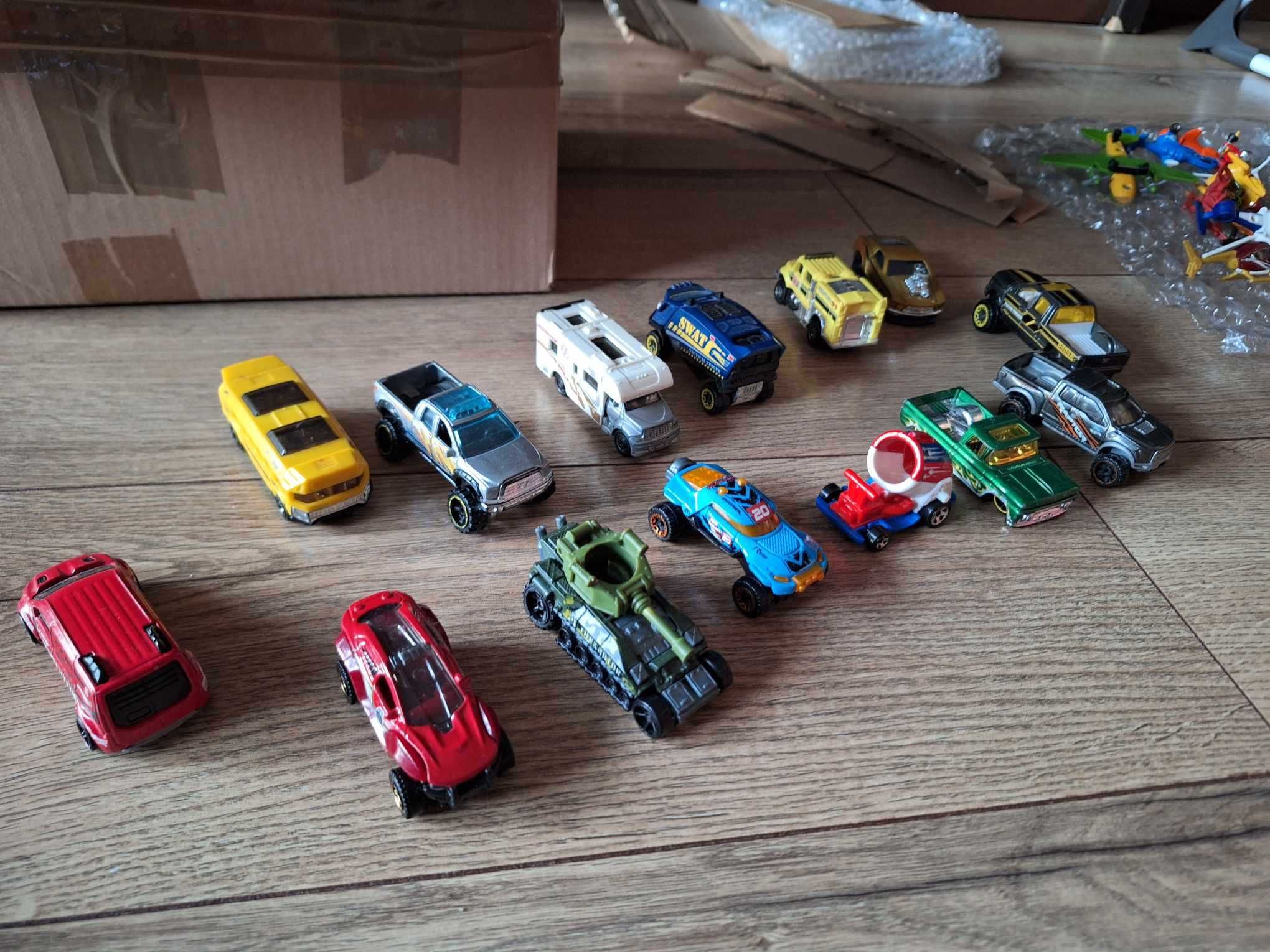 Resorki HOT WHEELS 181 sztuk+18 pojazdów latających