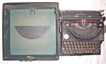 Máquina de escrever antiga Imperial com caixa de transporte