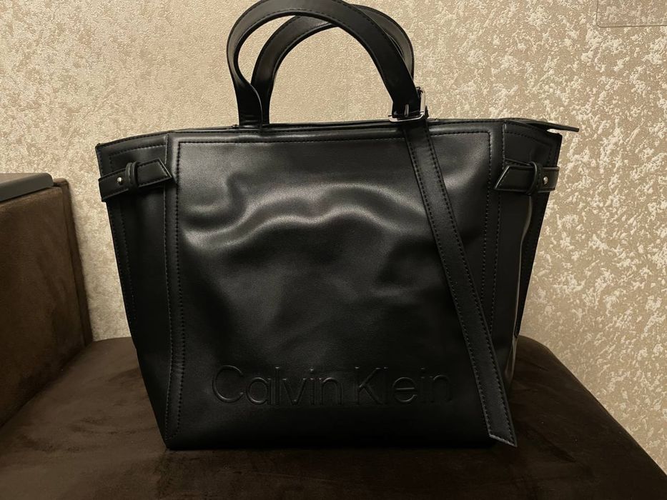 Женская черная сумка Calvin Klein MINIMAL HARDWARE MINI TOTE