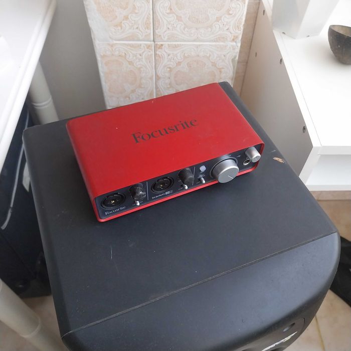 Monitores de estúdio Rokit KRK 8 G2 e placa de som Focusrite 2i2