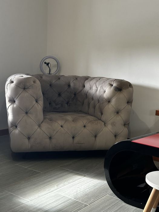 Cadeirão cinzento em capitoné