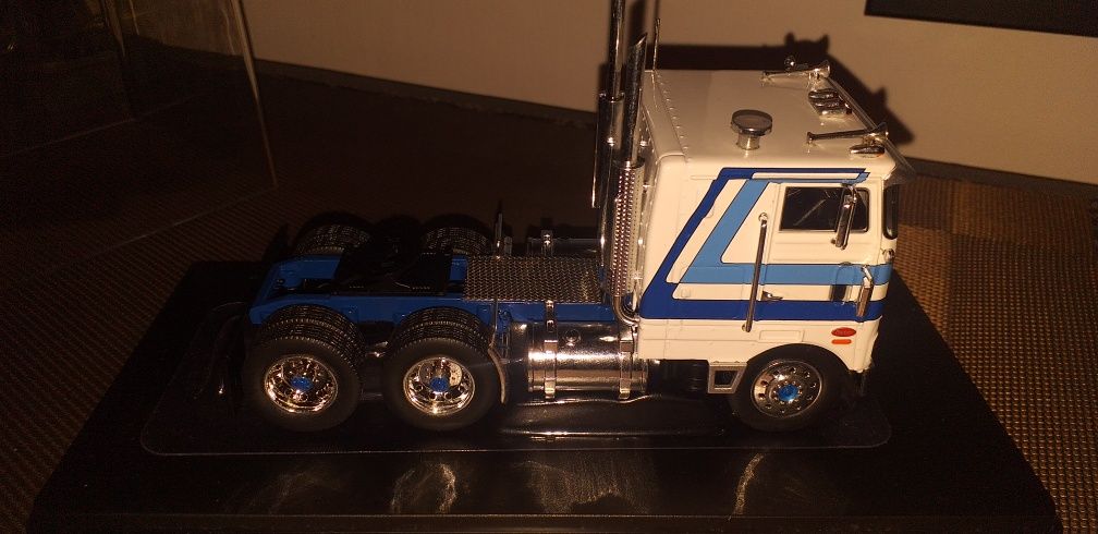 Model ciezarowki 1/43 IX0 Peterbilt 352 Pacemaker