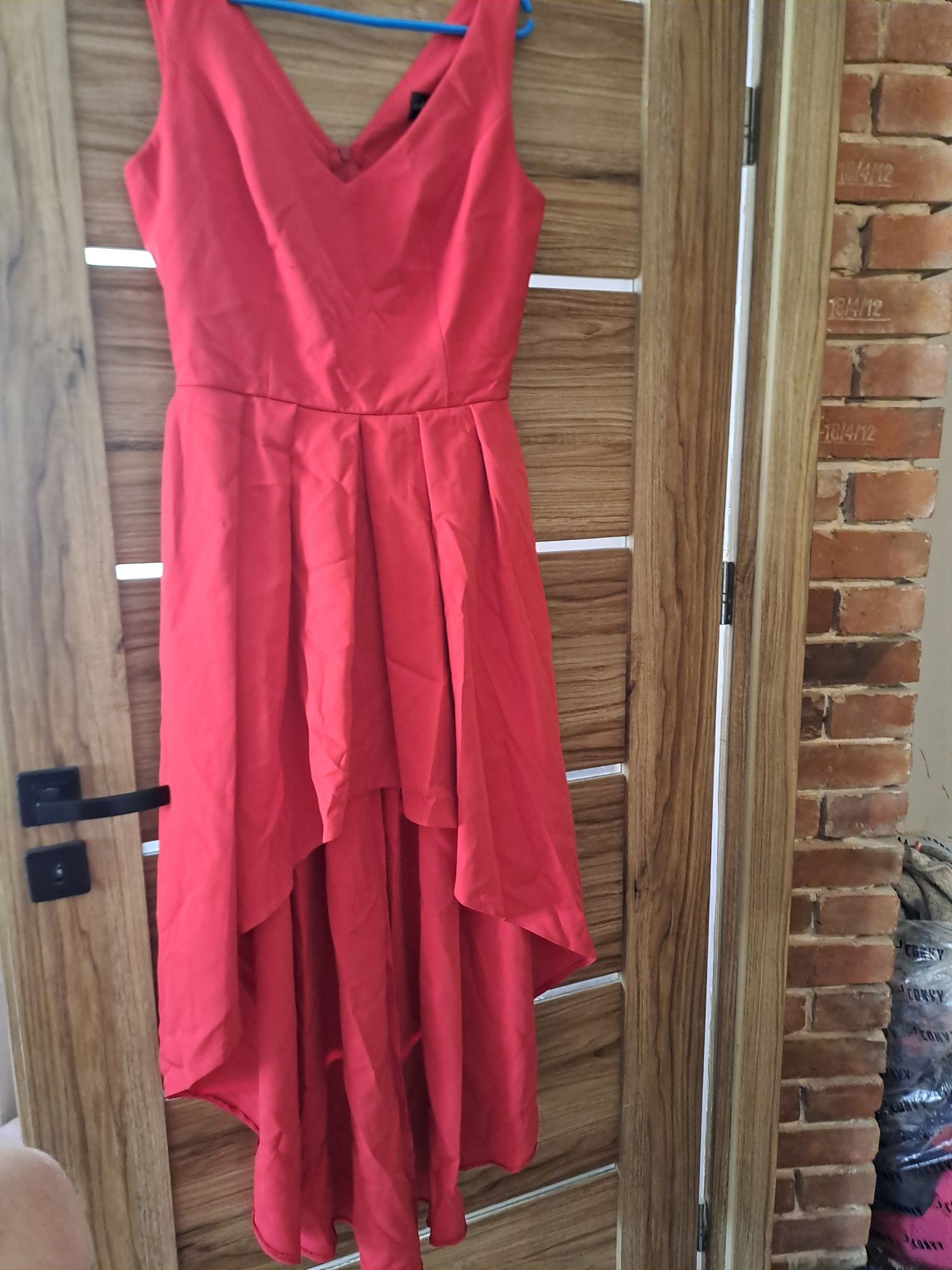 Sukienka czerwona asymetryczna 38