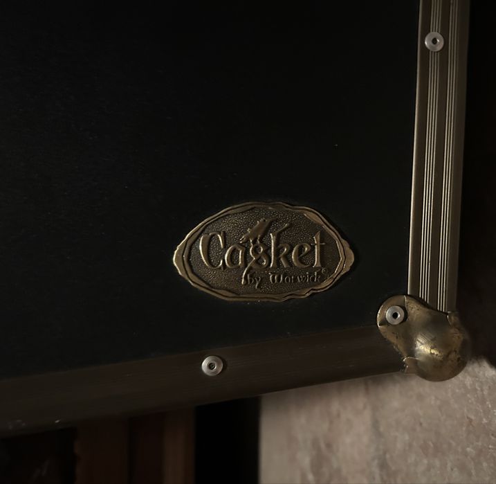 Casket by Warwick Coffin Case de baixo.