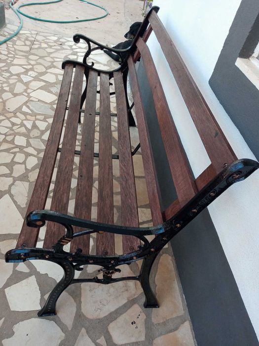 Lindo banco de jardim restaurado