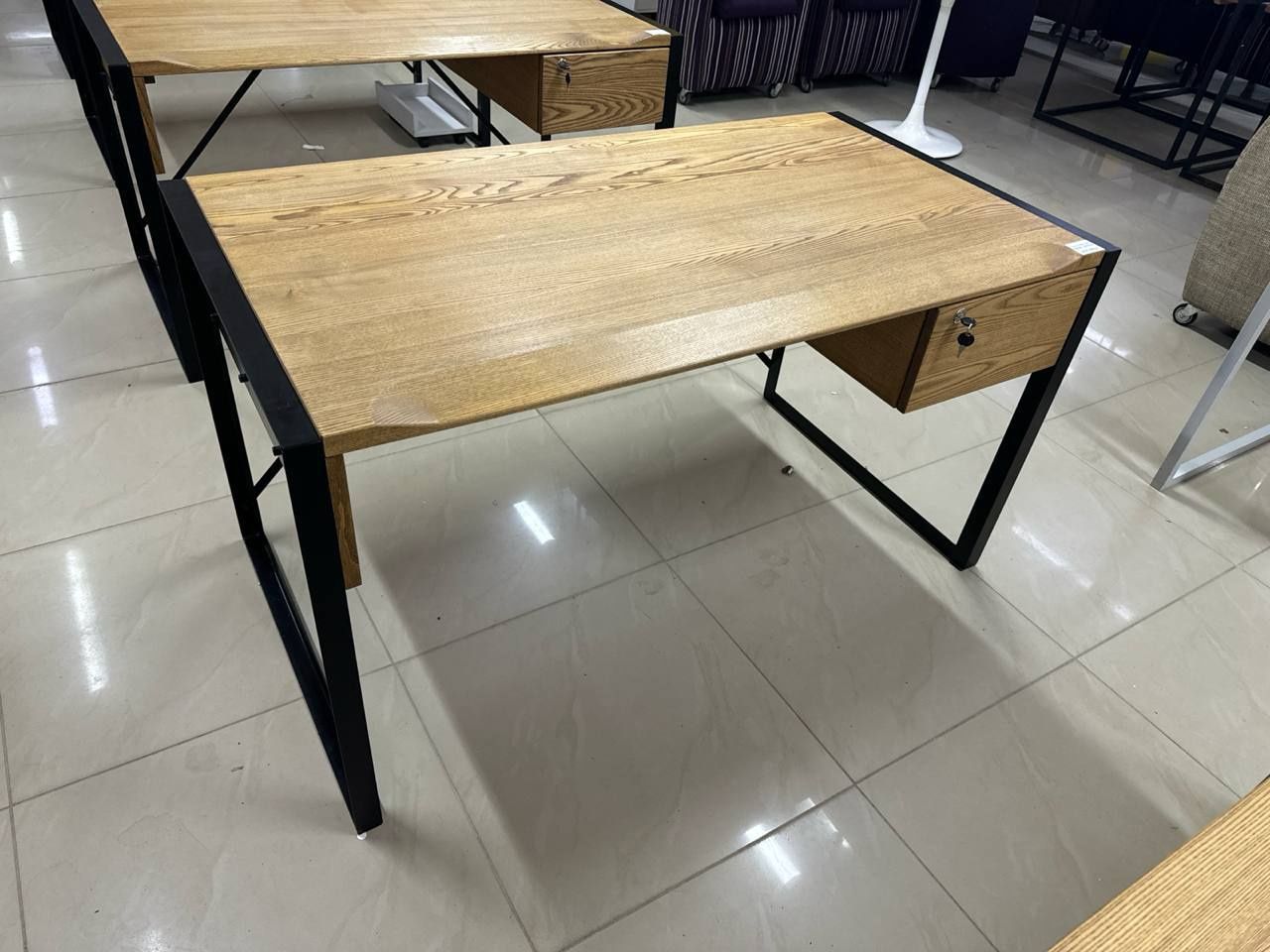 У продажу офісні меблі,столи,крісла,тумби,шафи,стелажі, комоди,стільці
