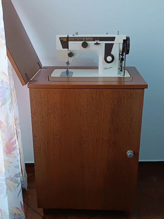Máquina de costura Oliva Elgin (com móvel)