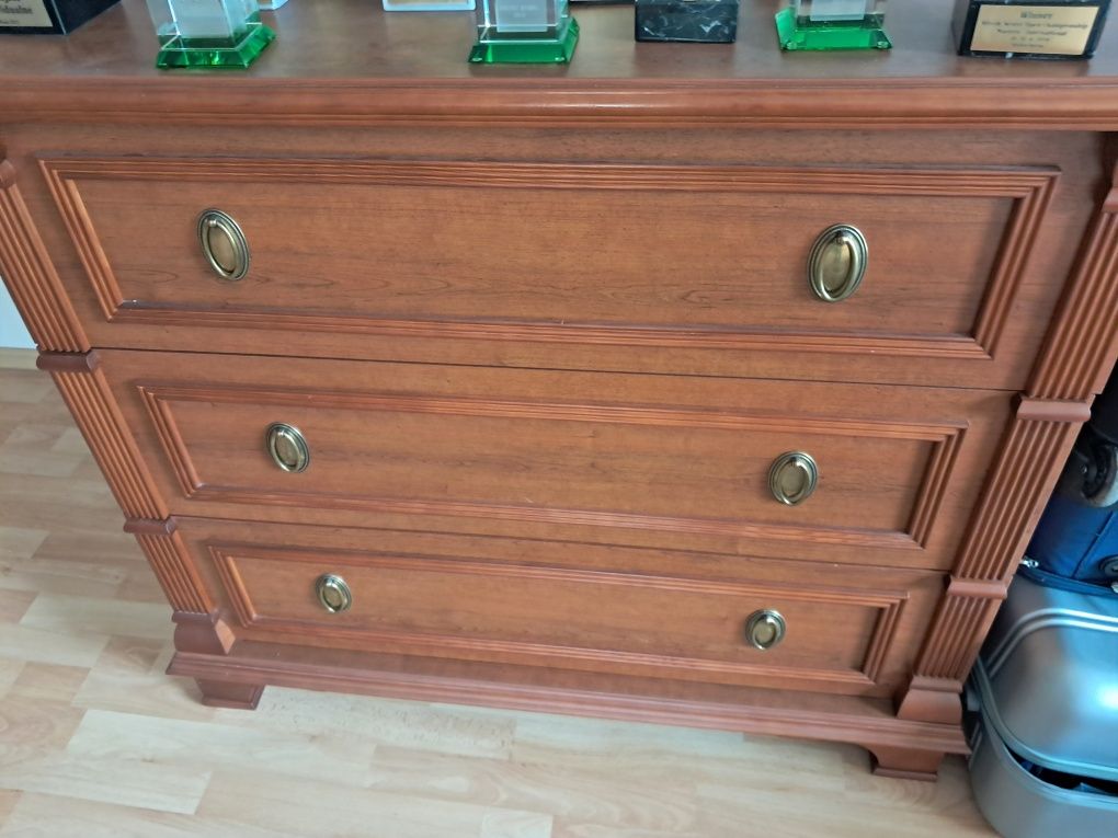 Łóżko 2 m x 2 m z szafkami i komodą