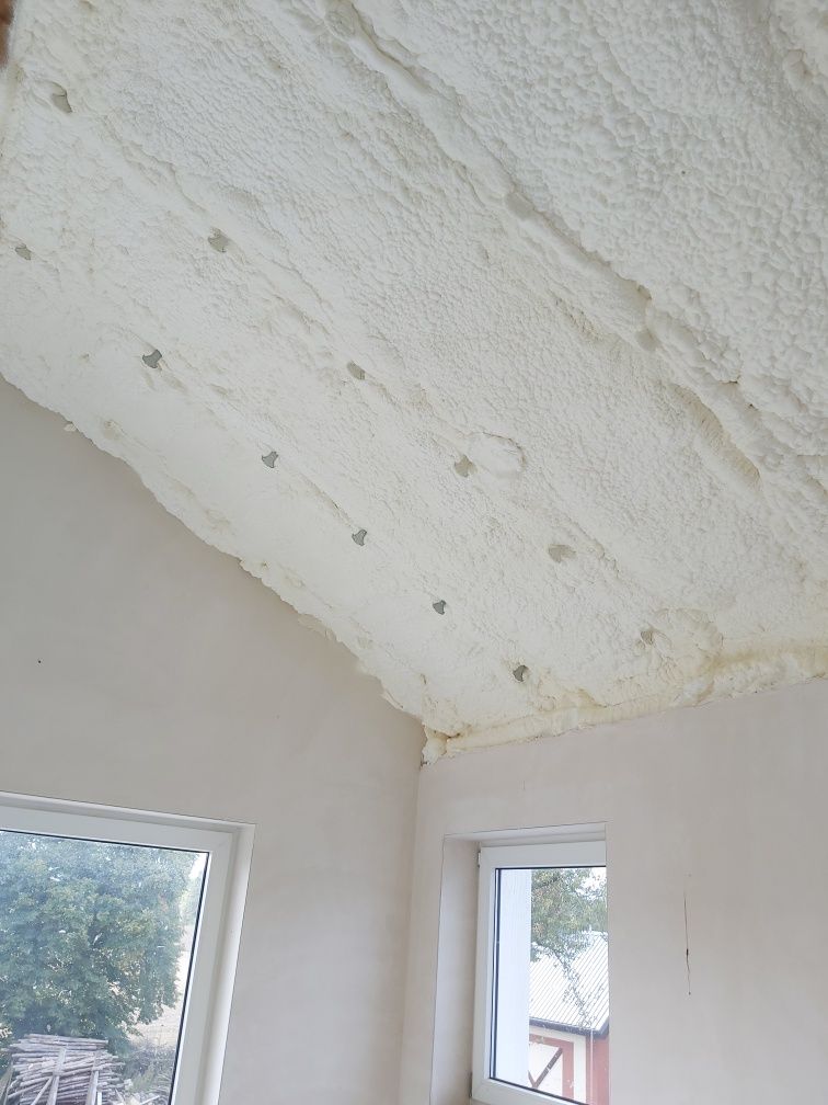Ocieplenie pianą PUR izolacja domu poddasza stropu celuloza wełna